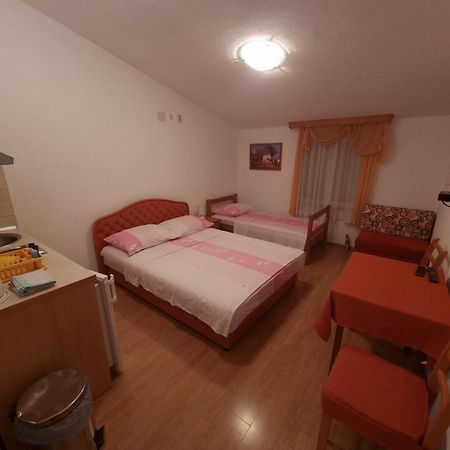Apartments Cipetic Каштела Экстерьер фото