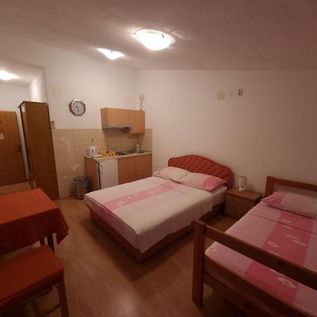 Apartments Cipetic Каштела Экстерьер фото