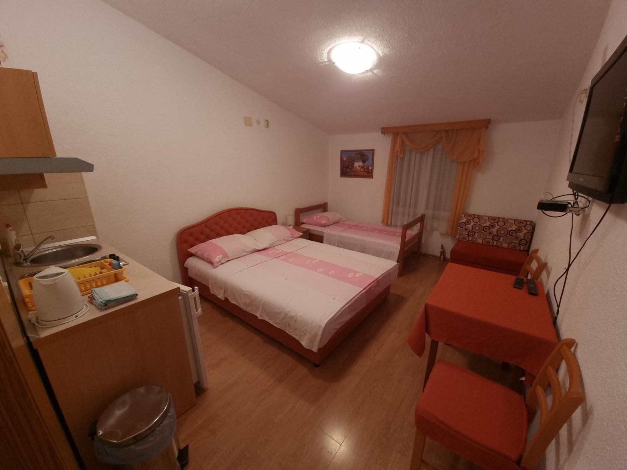 Apartments Cipetic Каштела Экстерьер фото
