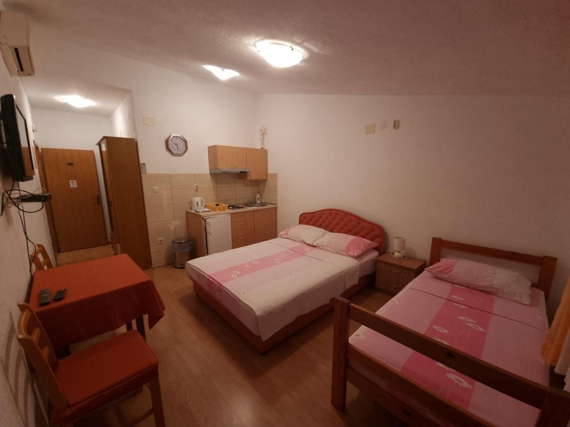 Apartments Cipetic Каштела Экстерьер фото