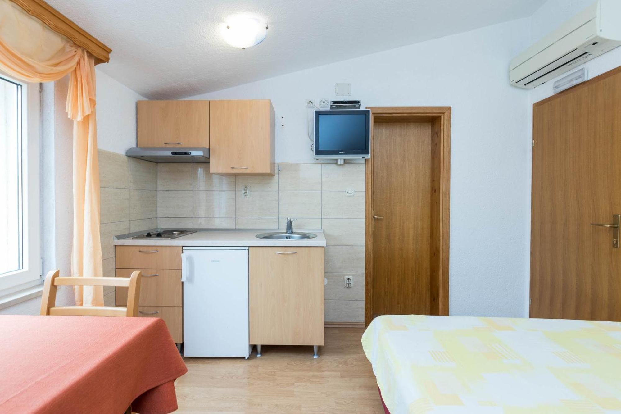 Apartments Cipetic Каштела Экстерьер фото