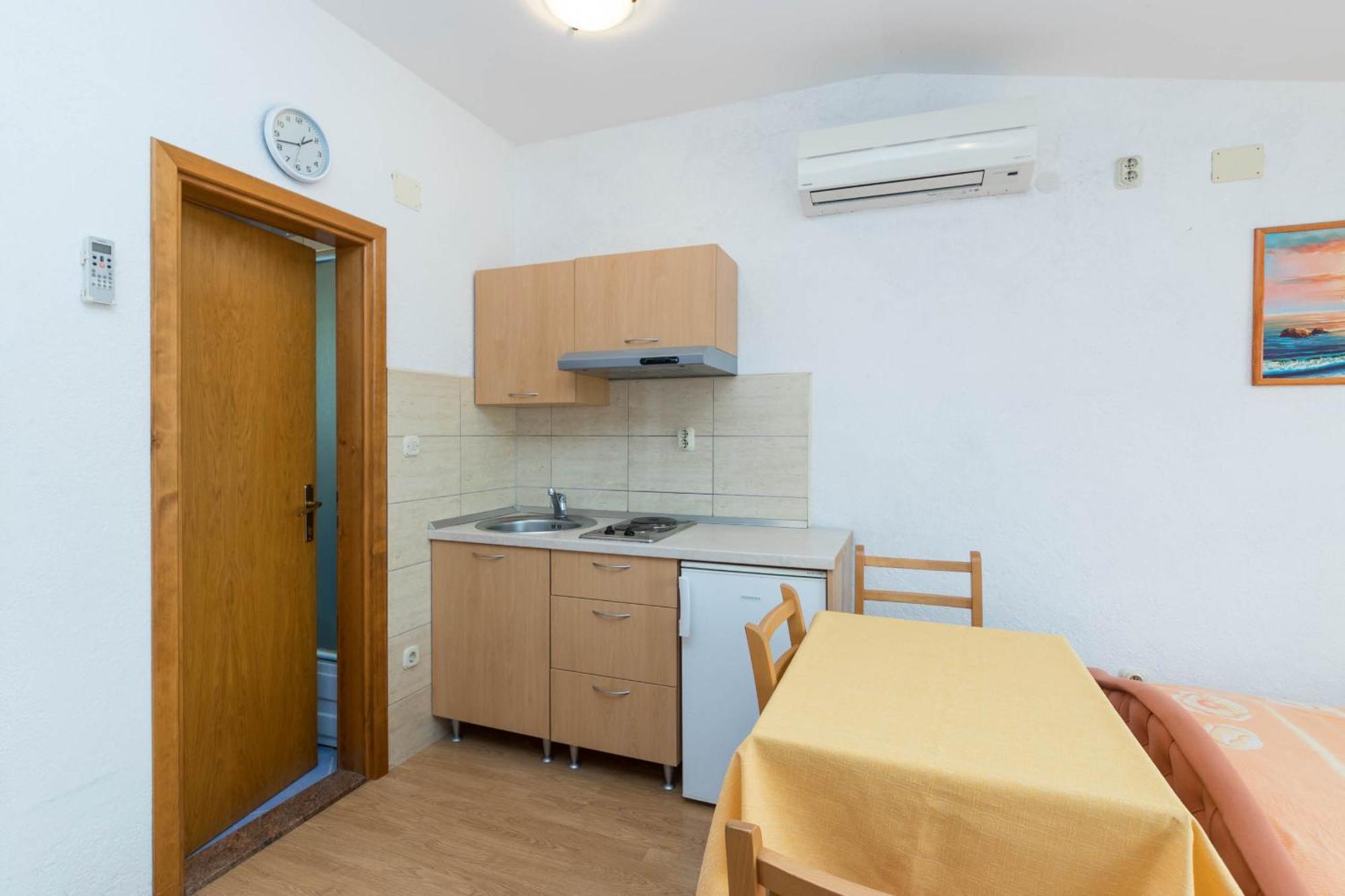 Apartments Cipetic Каштела Экстерьер фото