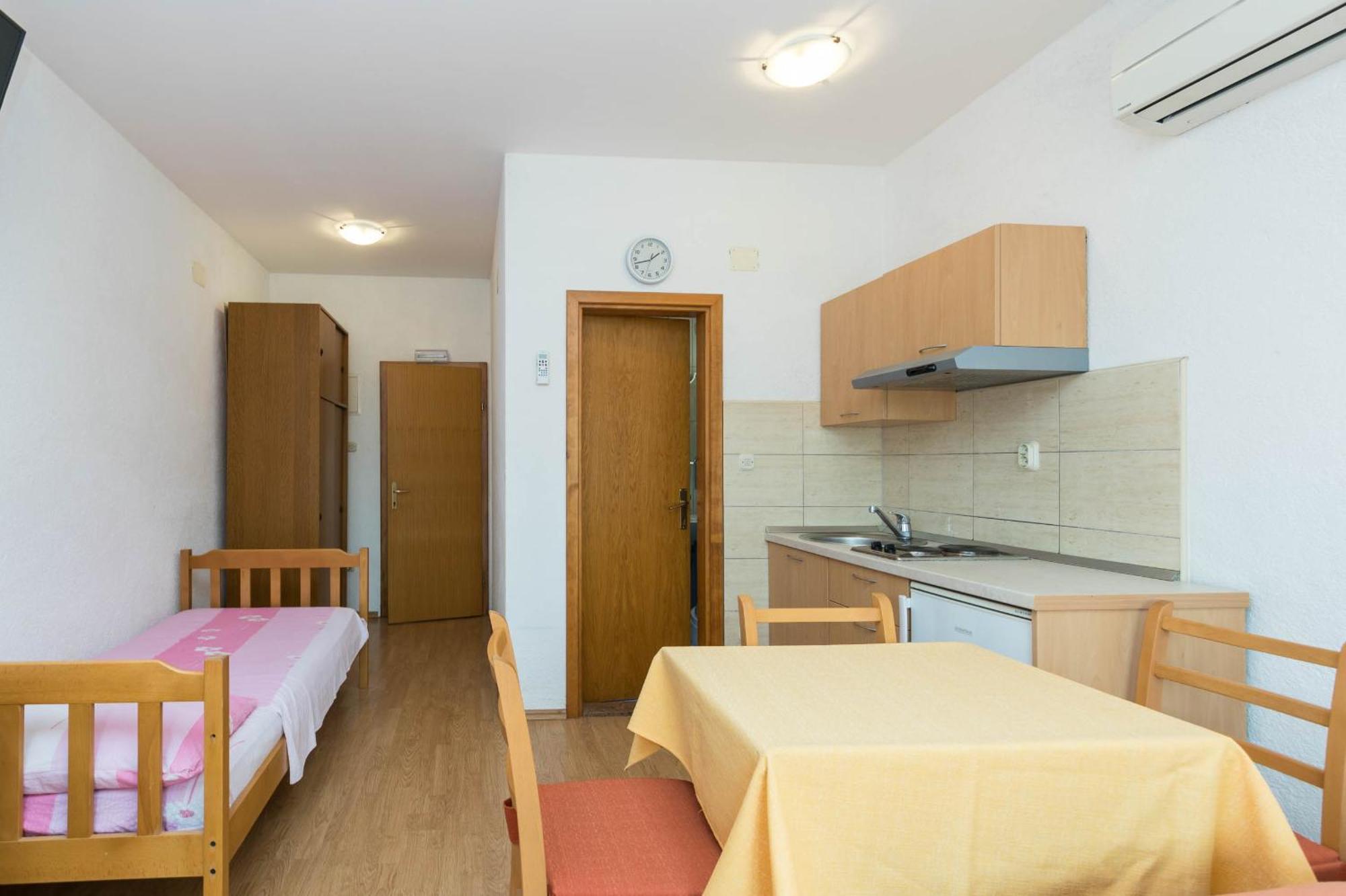 Apartments Cipetic Каштела Экстерьер фото