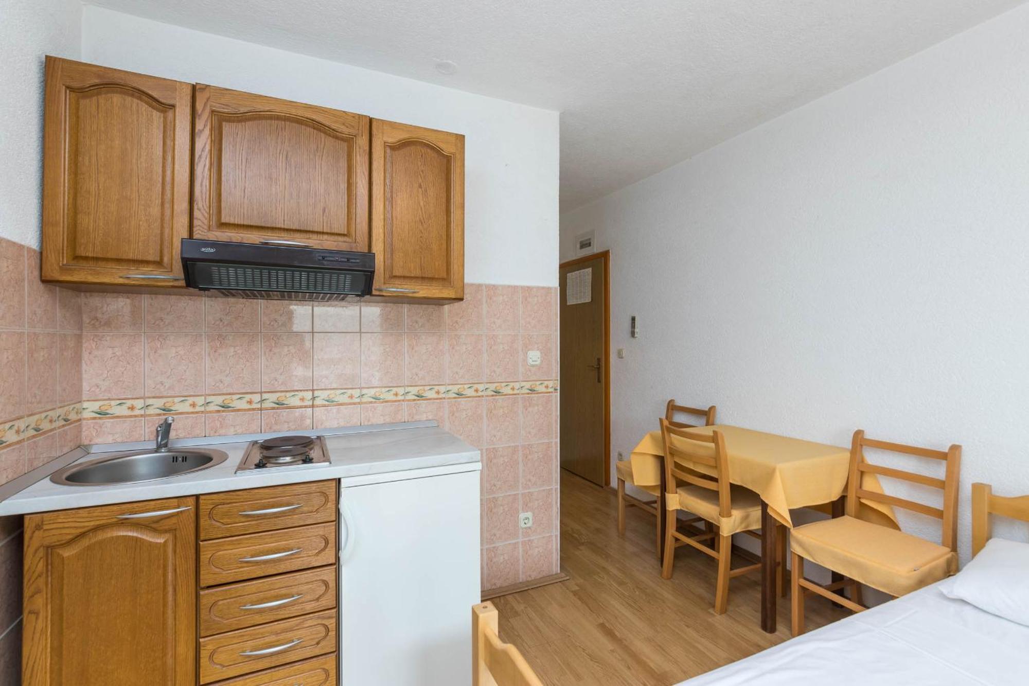 Apartments Cipetic Каштела Экстерьер фото